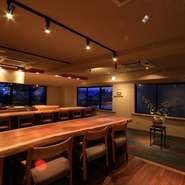 カウンターで繰り広げられる劇場型の料理は眺める一見の価値あり
目の前にはゆったり流れる狩野川に時のひと時を委ねてみては
五感で感じるカウンターです