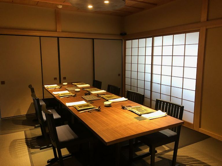 駅から好アクセス。蕎麦打ちの実演も見れるお店で忘年会を！