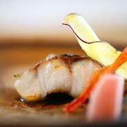 夜席の花コース(5500円)は、女性向けの旬の山海の幸でつくる会席コース。。店内からは、目の前に狩野川を一望しながらお食事も楽しめます。少し贅沢な女子会にお勧め！忘年会シーズンも大歓迎＊個室からは見えません