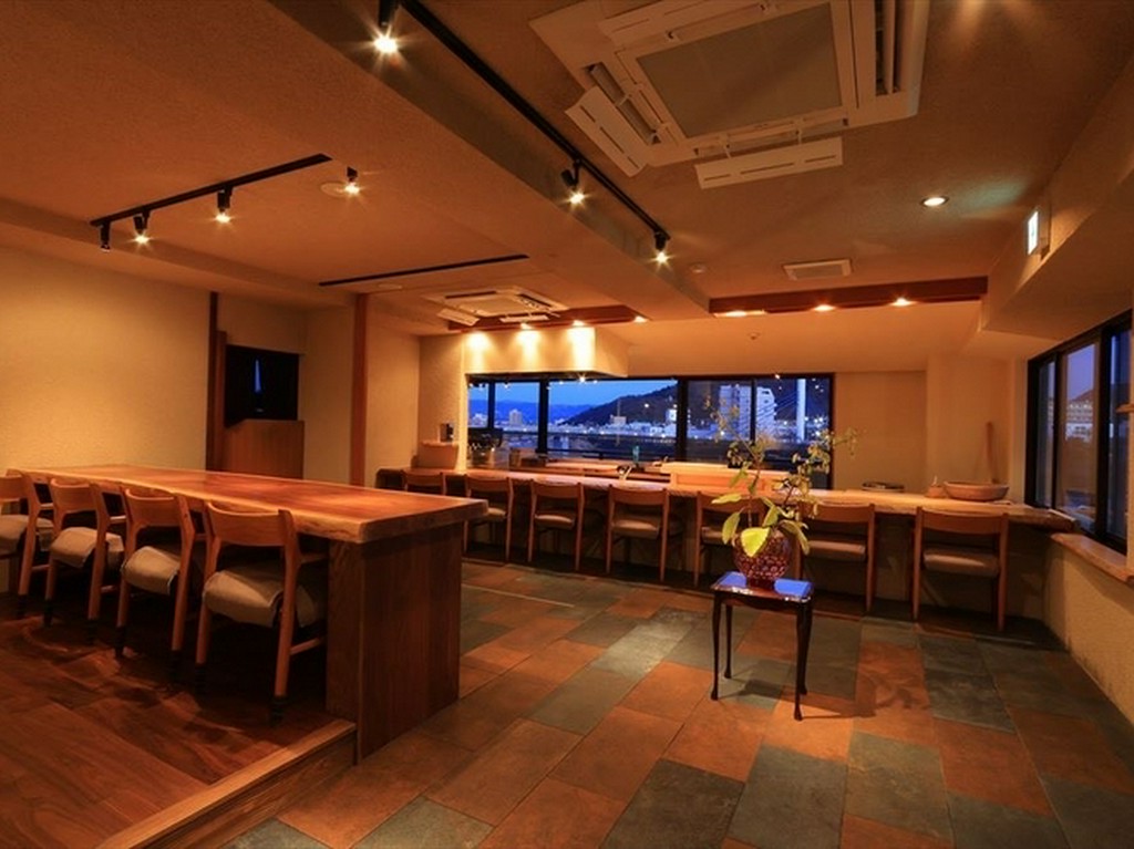 景色一望の店内と劇場型のカウンター席は一息飲む空間です