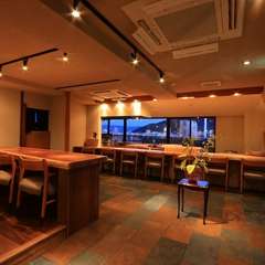 景色一望の店内と劇場型のカウンター席は一息飲む空間です
