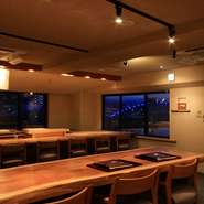 店内は目の前に狩野川を一望しながら劇場型のスタイルでお楽しみください。地産の山海の幸をたっぷり使ったお料理は、「記念日」「お誕生日」など特別な日にも好評です。
11,000円からのおまかせスタイルです