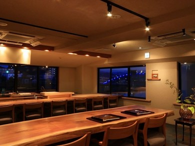 カウンターのみの.TETSUは劇場型のスタイルです