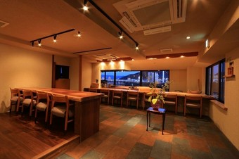 .TETSUの2階席は全席カウンターのみの設えです。今日のシーンに合わせお好みのお料理とお酒をご提供します