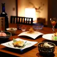 蓮がご提供するのは大切な家族や仲間とのつながる”幸せ”の時間。その時間に相応しいおもてなしを、ご要望に寄り添う対応させていただきます。11000円.8800円.6600円の宴会料理です。最後のお食事は炊込みご飯です
