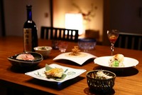 蓮がご提供するのは大切な家族や仲間とのつながる”幸せ”の時間。その時間に相応しいおもてなしを、ご要望に寄り添う対応させていただきます。11000円.8800円.6600円の宴会料理です。最後のお食事は炊込みご飯です
