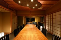 昼夜共通13200円～6600円のお料理をご用意しています。前日までの完全予約制です
3名個室から最大30名まで収容できるお部屋のレイアウトです。それぞれのシーンに合わせてお使いください