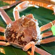 11月から始まる蟹料理。12月までは香箱蟹も楽しめ、
1月から3月は雄の松葉蟹をお手配致します。
1尾で2名様の量です