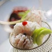 夏と云えば祇園祭から始まる鱧料理
落とし・お椀・焼き・天婦羅・鮨とバリエーション豊富な鱧をお楽しみください