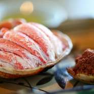 2階カウンターは料理長おまかせのみです。
お客様のお好みでオーダーメイドの料理を構成します