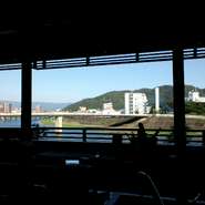 天気の良い日の店内からの風景