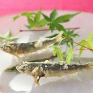 シンプルに素材の旨みを堪能できる『稚鮎の天ぷら』