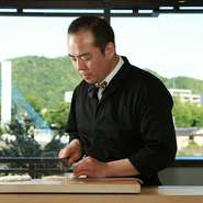 限られた人生のなかで、一度でも当店を選んで足を運んでくださったお客様は、わたくしどもにとって大変ありがたく大切な存在です。お一人お一人のご希望にできるだけ寄り添い、心を込めておもてなしいたします。