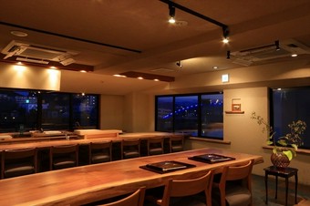 緩やかに流れる狩野川を一望しながら優雅にお食事を