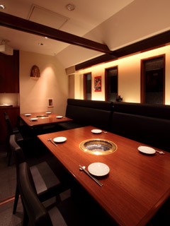 10名様までお座りいただける『扉付き完全個室』！