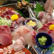 時期に応じて旬のものを用意しています。
相模湾の魚、大将が交流の深い農家さんから提供していただく湯河原の山の幸。
東京から食べに来て、鮮度の違いに驚かれる方も多いそうです。
