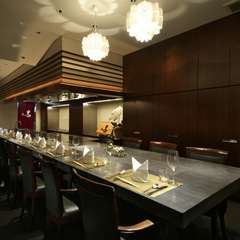 鉄板前のカウンターや個室など、利用用途で選べる洗練された空間