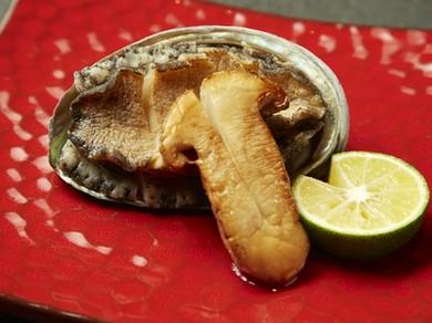 季節の食材を取り入れたコースをご用意しております