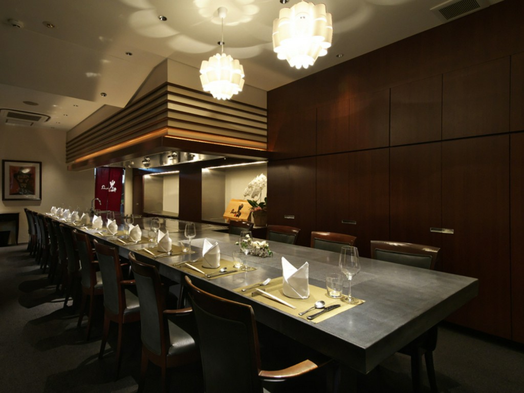 鉄板を目の前にしたカウンターテーブル