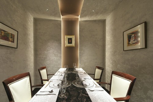 落ち着いた雰囲気の個室は、最大6名様までお寛ぎ頂けます