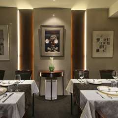 グループでの食事に最適なテーブル席もご用意しております