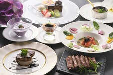 前菜、フォアグラ、季節のスープ、活きエゾ鮑又はオマール海老、ステーキ（100ｇ）すべて楽しめます。