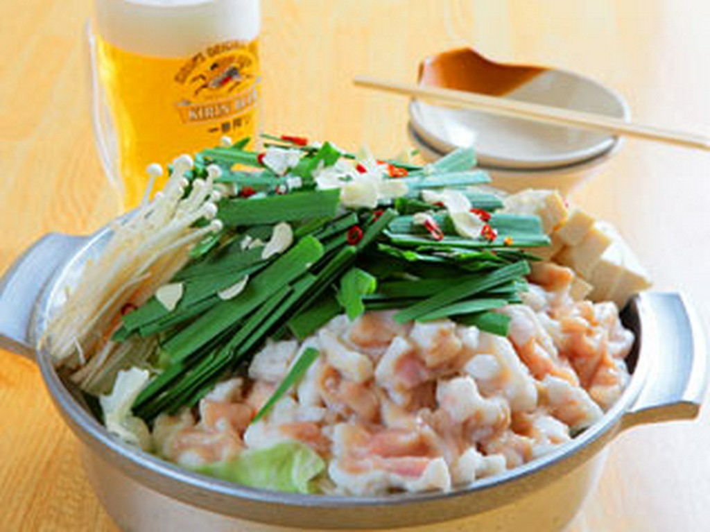 本格博多名物牛もつ鍋と本格焼酎がメインです。