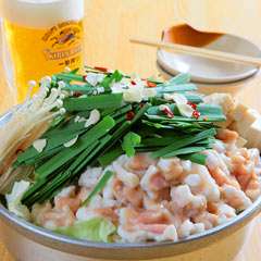 本格博多名物牛もつ鍋と本格焼酎がメインです。