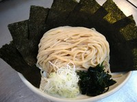 神奈川県より直送！
もつ鍋の煮詰まったスープに
小麦香る全粒粉つけ麺！
めちゃくちゃオススメ１番人気です。
鍋に泳がす麺しゃぶも激押しです。

