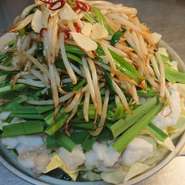 博多もつ鍋と札幌ラーメンスープが当店で仲良くなりました！ 一番人気です。〆は全粒粉つけ麺で！