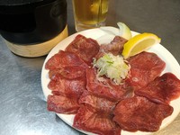 熟成厚切り牛タンです。
もつ鍋が出来るまで
どうですか
１００グラムで大満足