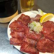 もつ鍋も牛タン焼も贅沢に！
厚切りなのに熟成で柔らか！
