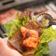焼肉に使用しているのは佐賀牛を中心とした和牛。お肉の味自体を楽しむ日本の焼肉とは違い、タレ、野菜、キムチなどといっしょに食べることでより美味しくいただくのが韓国の焼肉ですが、肉にもこだわっています。