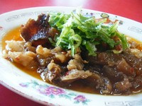 国産牛のすじをじっくり煮込んでピリ辛に仕上げました。おつまみにもご飯にもよく合う一品です！