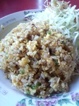 あらびきにした豚肉とにんにくの香りがクセになる台湾風のピリ辛チャーハン。