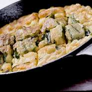 はなのチヂミは「他とちがう！」と嬉しい悲鳴があがるほど。丁寧に揚げ焼きしたチヂミは「外は香ばしくカリカリ」「中はシャキシャキの野菜ともちもち」食感がタマラナイ。大満足。生ビールもすすんじゃいます