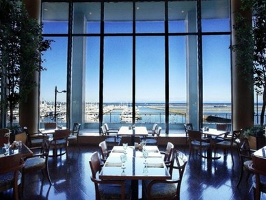 青い海を見渡す開放的なシーサイドレストラン
