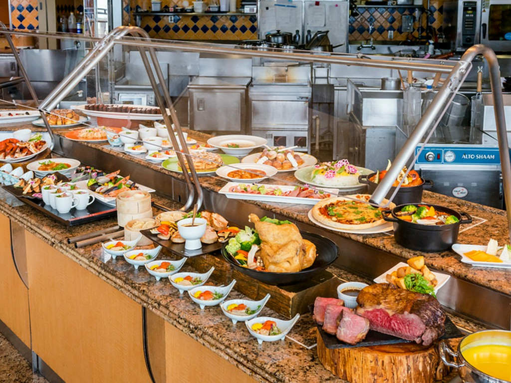 楽しんでもらいたいから、ブッフェにアクリル板を設置