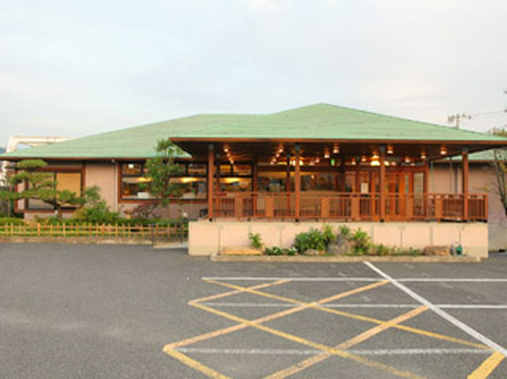 広々とした空間で、おいしいお肉を味わえる店