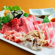 カルビ、ロース、豚カルビ、鶏もも、ホルモン、野菜焼きの盛り合わせ。2～3名様向けです。