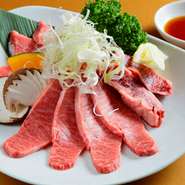 厳選された黒毛和牛の贅沢な盛り合わせ。当店オリジナル岩塩で召し上がってください。オススメ！