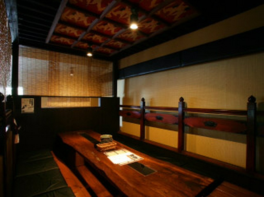 掘り炬燵式の個室。10名様入れる人気のあるお部屋です。