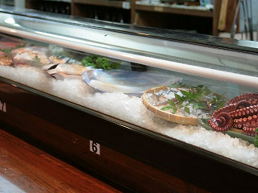 その日に地元で捕れた魚介類がズラリ！