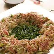 炊肉料理は、鹿児島が発祥の料理！
牛肉やホルモンなどの肉類や魚介類にキャベツ・もやし・たまねぎなどの
たっぷりの野菜を刻んで混ぜ、独特のタレで味付け。
ビールが進む進む。

