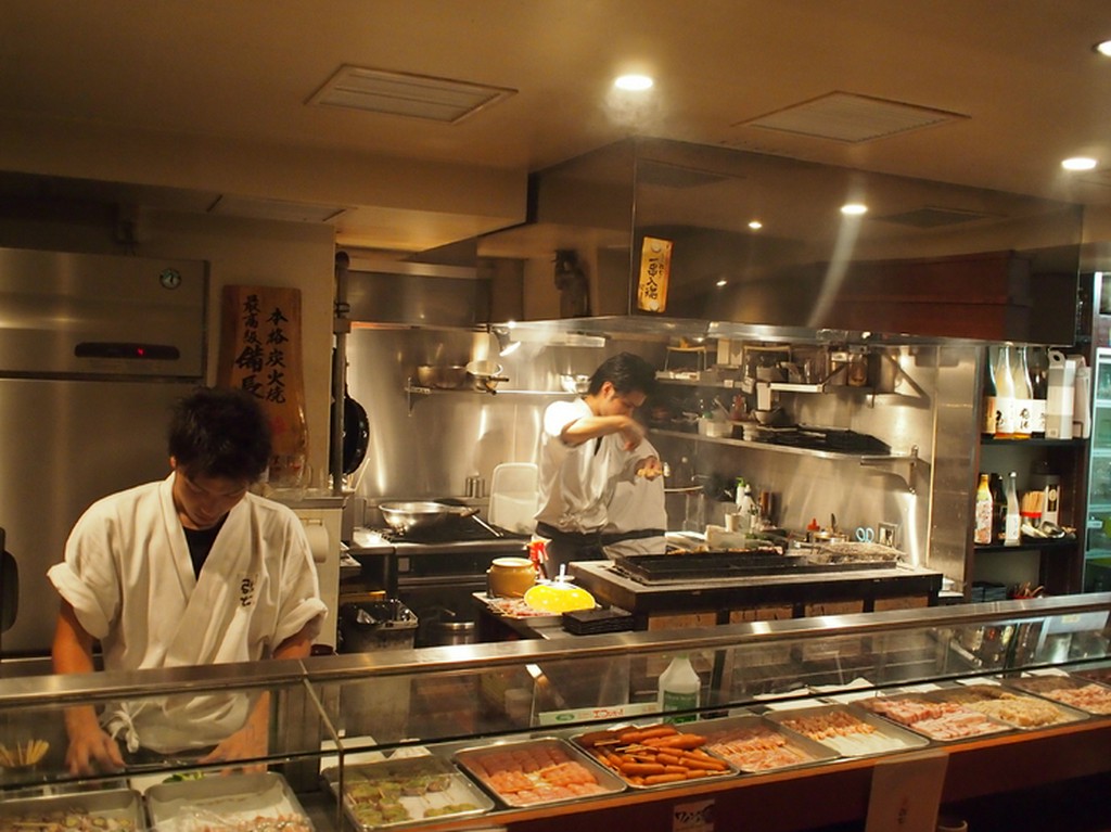 ライブ感を楽しめるカウンター席は、期待感が高まる特等席です