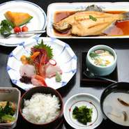 お刺身・煮魚・茶碗蒸し・ご飯・味噌汁