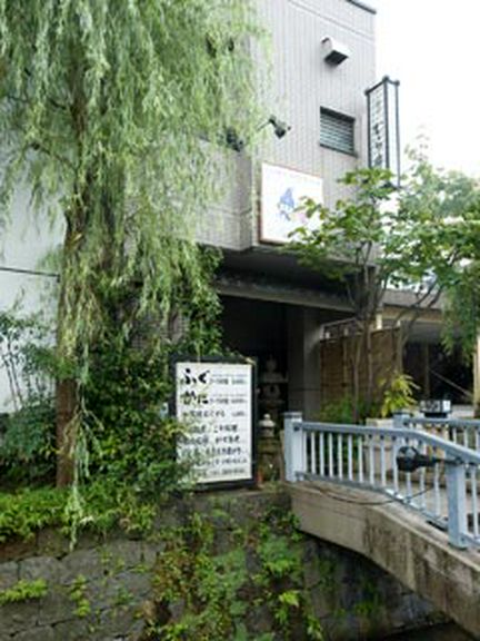 せせらぎ通り側玄関です。武家屋敷がすぐ近くにあります。