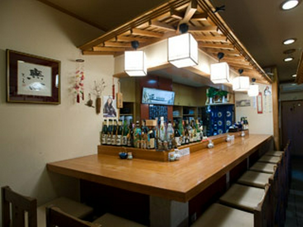 カウンター席＜気さくな店主！　何人なりとご注文承ります。＞