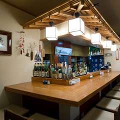 カウンター席＜気さくな店主！　何人なりとご注文承ります。＞