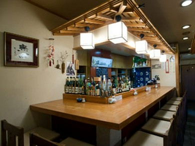 カウンター席＜気さくな店主！　何人なりとご注文承ります。＞